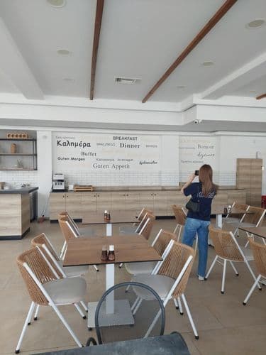 Az Olympion Melathron hotelben először egy érdekes ismertetőt hallgattak meg a diákok a szállodáról, majd kérésükre a recepciós hölgy megmutatta az éttermet is.